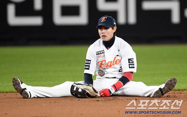 31일 대전 한화생명볼파크에서 열린 한국시리즈 5차전 한화 이글스와 LG 트윈스의 경기. 한화 유격수 심우준이 LG 오스틴 타구를 처리하고 있다. 대전=박재만 기자 pjm@sportschosun.com/2025.10.31/