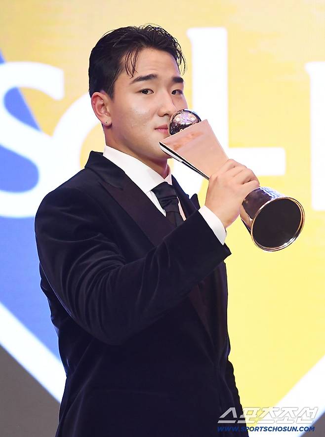 24일 오후 서울 송파구 롯데호텔에서 2025KBO시상식이 열렸다. 신인상을 수상한 안현민이 트로피에 입을 맞추고 있다. 정재근 기자 cjg@sportschosun.com/2025.11.24/