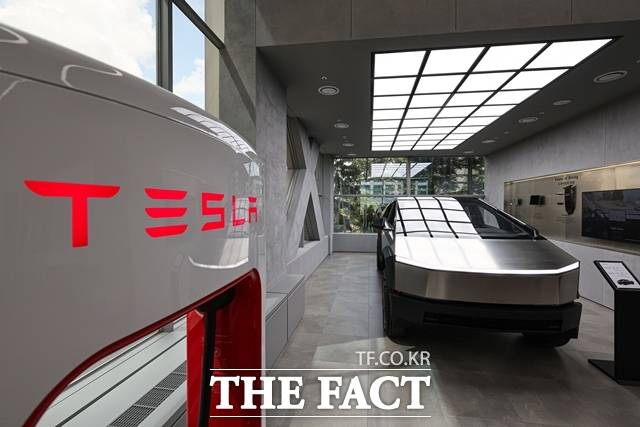 테슬라는 올해 1~10월 4만7962대를 판매해 전년 동기 대비 92.8% 증가했으며 BMW와 메르세데스-벤츠에 이어 수입차 브랜드 판매 3위를 기록했다. 테슬라 사이버트럭. /뉴시스