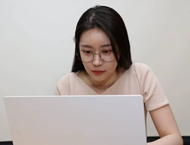 전자기기 사용 시간 증가 및 실내 활동 위주의 생활환경 변화로 인해 근시 유병률이 증가하고 있다(제공=김안과병원)