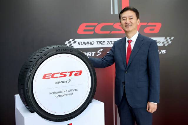 금호타이어 엑스타 타이어와 정일택 대표이사 사장 (사진=금호타이어)