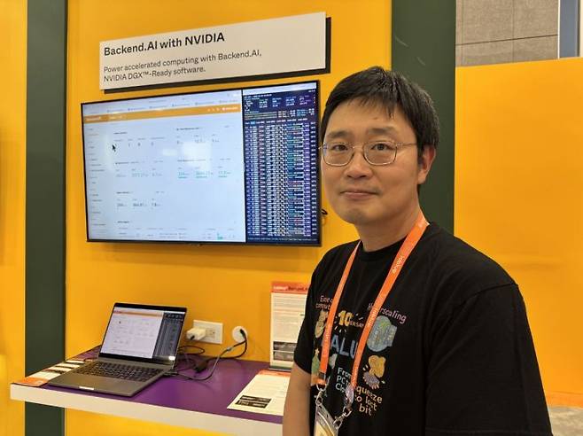 신정규 래블업 대표가 SC25 전시장의 부스 앞에서 아시아경제와 인터뷰 하고 있다. 사진=백종민 테크 스페셜리스트