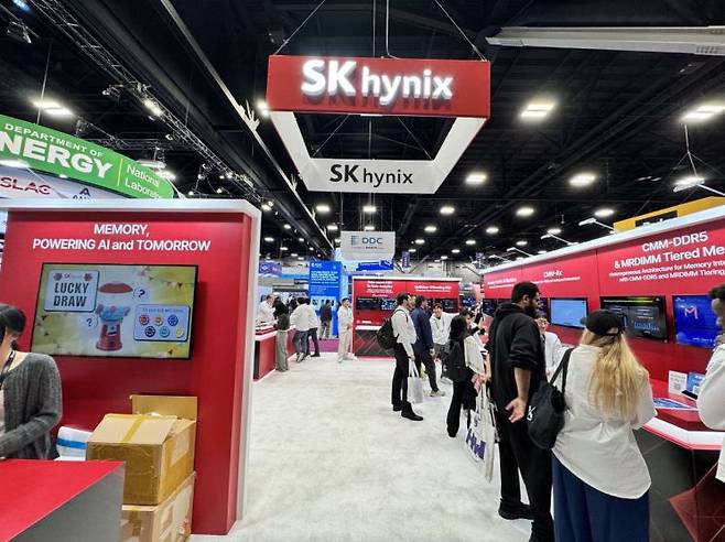 SK하이닉스는 SC25에서 HBM, SSD 등의 신기술을 선보였다. 사진=백종민 테크 스페셜리스트
