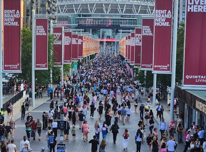 걸그룹 블랙핑크의 월드투어 '데드라인' 런던 첫 공연이 펼쳐진 15일(현지시간) 오후 관객들이 영국 런던 웸블리 스타디움을 향해 줄지어 걸어가고 있다. 2025.8.16 연합뉴스