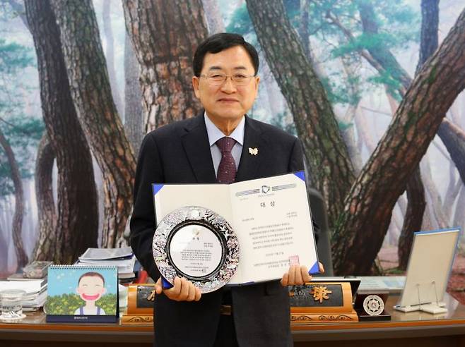 주낙영 경주시장이 제2회 대한민국지자체홍보대상 역사문화부문 대상 상패와 인증서를 들고 기념촬영을 하고 있다. 경주시 제공