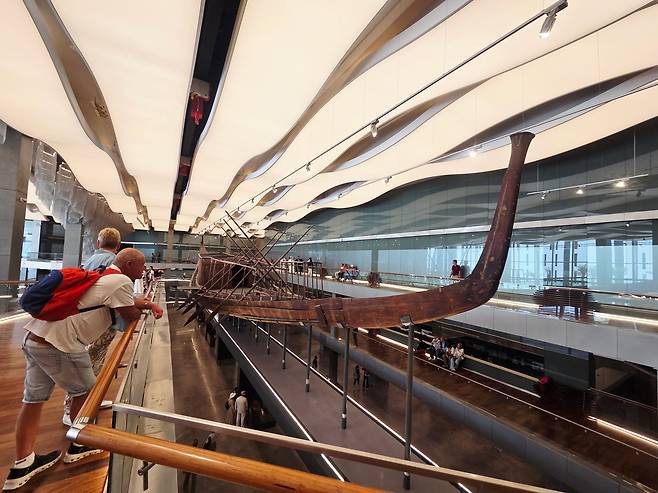 별도 건물에 전시된 4500년 전 이집트 쿠푸왕의 '태양의 배'를 관람객들이 감상하고 있다. /허윤희 기자