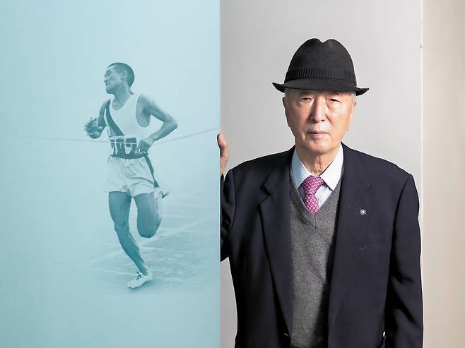 한국의 첫 ‘월드 클래스’ 스포츠 스타 손기정의 외아들 손정인씨는 본지 인터뷰에서 “강직하고 고지식한 양반이었다”고 회상했다. 1936년 베를린 올림픽 때 손기정이 결승선을 끊는 장면을 얹어 연출했다. /김종연 영상미디어 객원기자