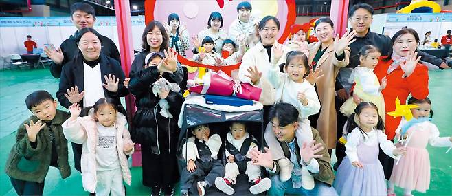 김동환 기자21일 경북 포항시 남구 만인당 체육관에서 ‘아이가 행복입니다 해피투게더 경북 in 포항’ 행사가 열렸다. ‘행복 육아 사진&영상 공모전’ 수상자 가족들이 기념사진을 찍고 있다. 이번 행사는 22일까지 열린다. 22일에는 아이 다섯을 키우는 축구 스타 이동국이 토크쇼 무대에 선다.