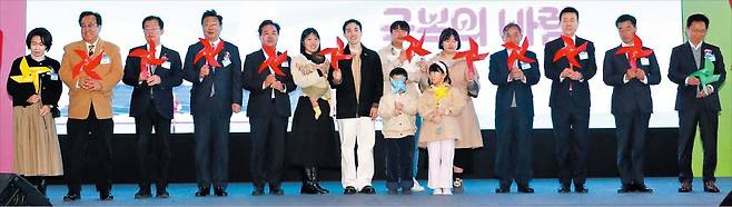 김동환 기자21일 경북 포항시 만인당 실내체육관에서 ‘아이가 행복입니다 해피투게더 경북 in 포항’ 행사에 참석한 내빈과 수상자들이 기념 촬영을 하고 있다. 왼쪽부터 최은정 경북도 저출생여성정책실장, 정훈 학교안전공제중앙회 이사장, 이만희 국민의힘 국회의원, 주형환 저출산고령사회위원회 부위원장, 김학홍 경북도 행정부지사, ‘포항시 다자녀 유공 표창장’을 받은 김동균·조혜정씨 가족, ‘행복 육아 사진&영상 공모전’ 대상 수상자 김양호·조연정씨 가족, 홍준호 조선일보 발행인, 이강덕 포항시장, 김일만 포항시의회 의장, 최한용 경북 포항교육지원청 교육장.