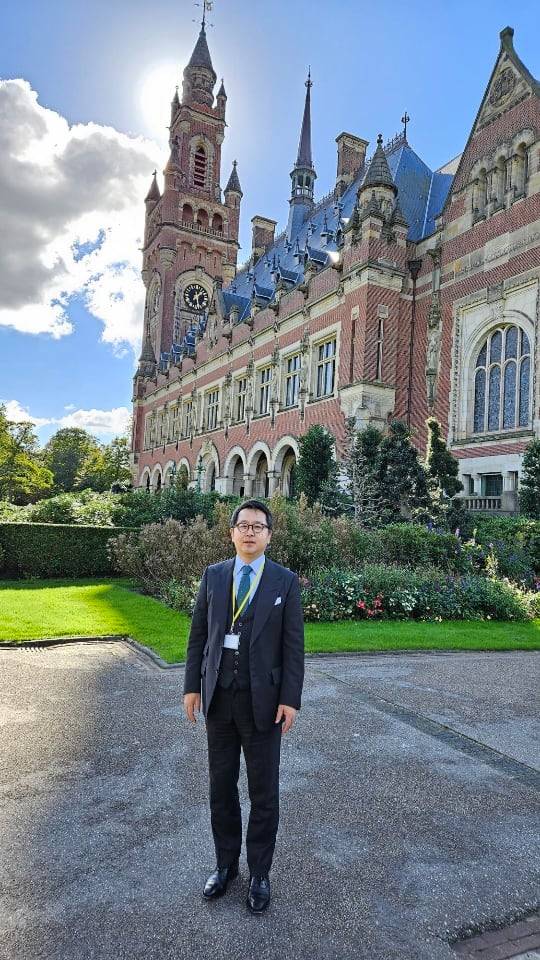 2016년 6월 25일 네덜란드 헤이그의 평화궁에서 김갑유 법무법인 피터앤김 대표변호사. /김갑유