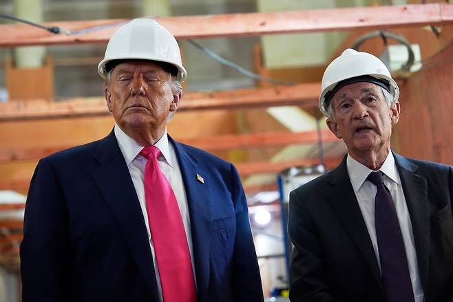 도널드 트럼프 미국 대통령이 7월 연준을 직접 방문해 제롬 파월 연준 의장의 설명을 듣고 있다. /연합뉴스