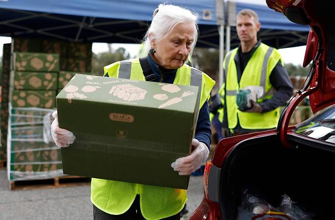 미국 정부 셧다운으로 저소득층을 위한 식품 지원이 끊기자 20일 미국 캘리포니아주 알타데나에서 자원봉사자들이 무료 식료품을 배포하고 있다. /연합뉴스