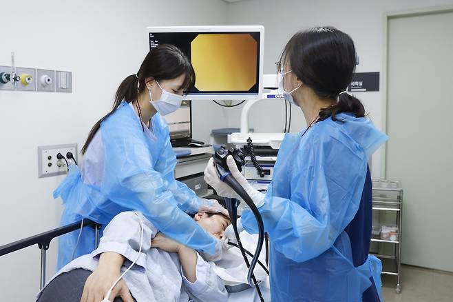 암에 걸리지 않으려면 젊었을 때부터 예방 수칙을 가급적 지키려고 노력해야 한다. 암 조기 검진도 꼭 필요하다. 한 남성이 위암 조기 발견을 위한 위내시경 검사를 받고 있다. 고려대 의료원 제공