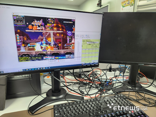 게임물관리위원회 온라인대응팀에서 온라인 게임 불법 사설서버, 매크로 등 채증을 위해 접속한 모습.