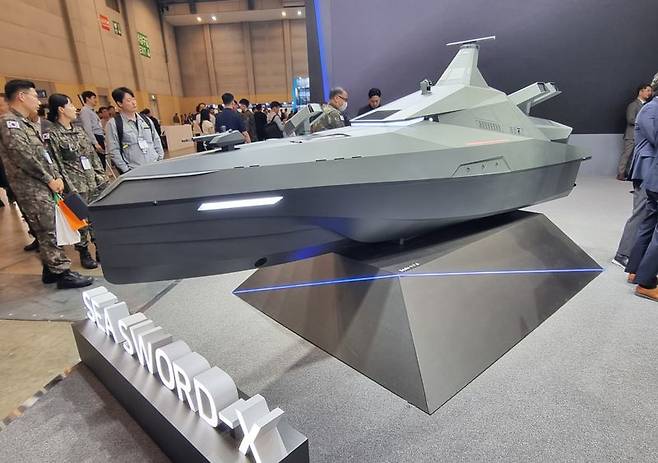 지난 5월 부산 벡스코 제1전시관에서 열린 '2025 국제해양방위산업전(MADEX)' 관람객들이 LIG넥스원이 최초 공개한 미래 무인수상정 '해검-X'을 살펴보고 있다. 사진=김동호 기자