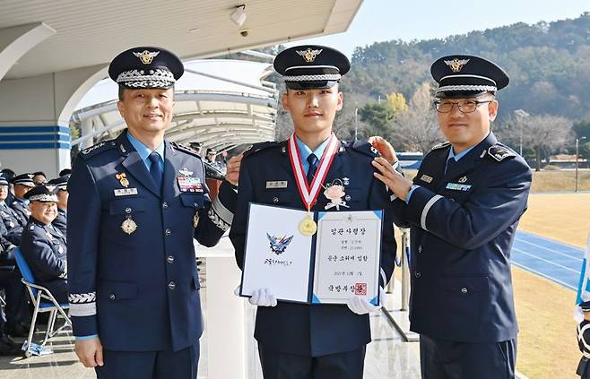 공군은 24일 공군교육사령부 대연병장에서 제155기 학사사관후보생 임관식을 거행했다. 사진은 권영민 교육사령관으로부터 임관사령장을 받은 신임 소위. 공군 제공