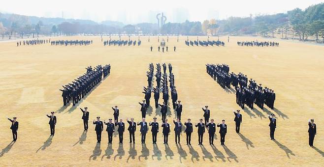 공군은 24일 공군교육사령부 대연병장에서 제155기 학사사관후보생 임관식을 거행했다. 사진은 기수를 사진하는 숫자 대열을 맞춰 기념촬영하고 있는 신임 소위들과 임관식 주요 참석자들. 공군 제공