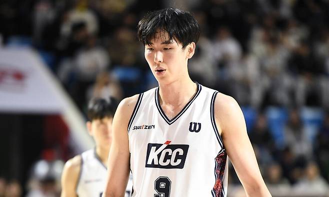 지난 20일 경기에서 다쳐 대표팀에서 빠진 송교창(부산 KCC). 한국농구연맹 제공
