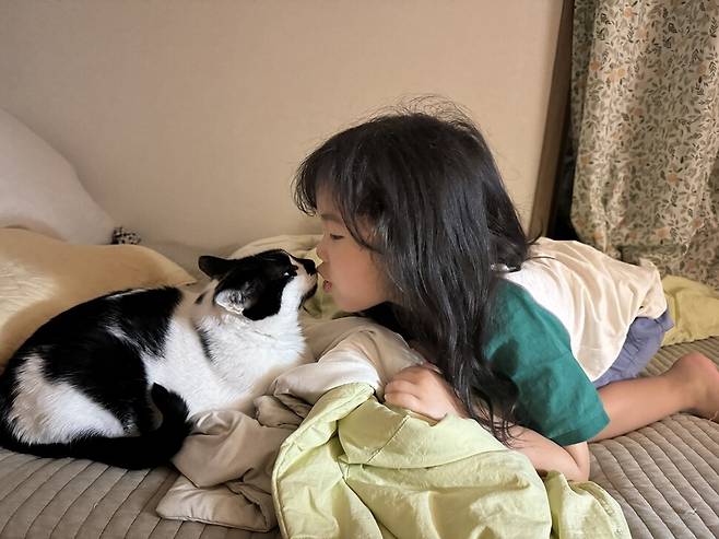 아이와 함께 유기묘 보호 카페 등을 방문해보거나 임시보호를 하면서 반려동물을 키울 수 있을지 미리 확인해보는 것이 좋다. 태어날 때부터 고양이들과 함께 자라온 성소영씨의 딸 제이의 모습. 성소영씨 제공