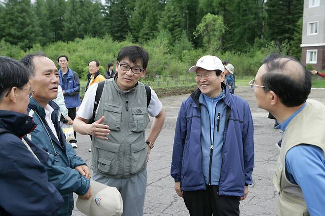 2007년 7월 학술회의 차 방북했을 때 고인(왼쪽 셋째)이 유영렬(오른쪽 모자 쓴 이) 당시 국사편찬위원회 위원장 등과 함께 이야기를 나누고 있다. 정용욱 명예교수 제공