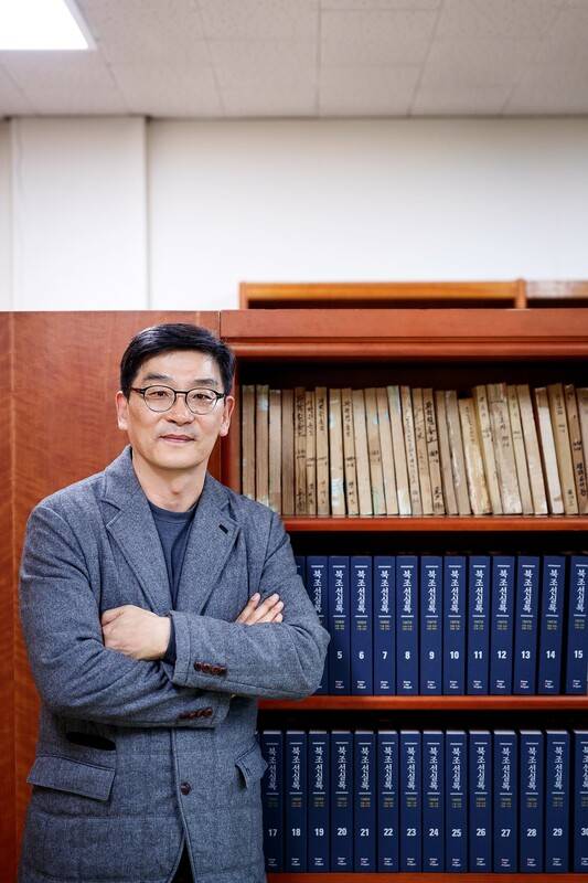 자신이 펴낸 ‘북조선실록’ 앞에 선 고인. 정용욱 명예교수 제공