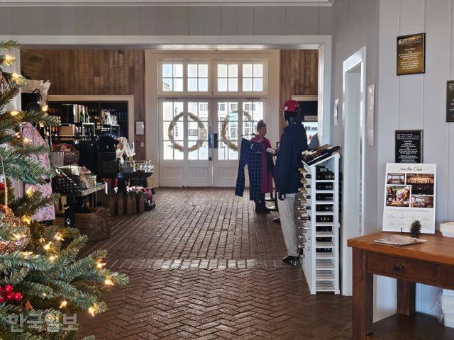 12일 미국 버지니아주 샬러츠빌 ‘트럼프 와이너리’ 기념품 매장에서 한 방문객이 파자마를 사고 있다. 샬러츠빌=권경성 특파원