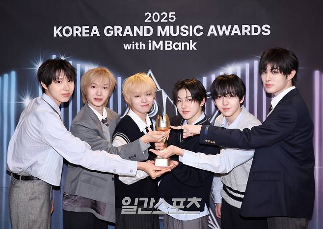 ‘2025 코리아 그랜드 뮤직 어워즈 with iM뱅크’(2025 KGMA) 둘째날 뮤직데이가 15일 오후 인천 영종도 인스파이어 아레나에서 펼쳐졌다. 킥플립이 수상 후 트로피 세리머니를 하고 있다. 영종도(인천)=KGMA특별취재단.