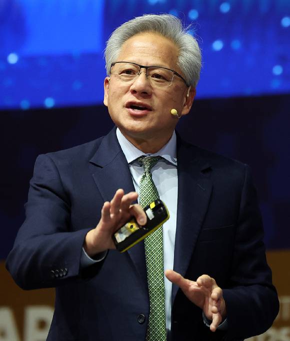 젠슨 황 엔비디아 최고경영자(CEO)가 지난달 31일 경북 경주 예술의전당에서 열린 아시아태평양경제협력체(APEC) 최고경영자(CEO) 서밋에서 특별세션 연설을 하고 있다. [사진=공동취재/연합뉴스]