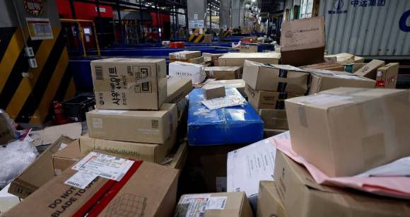 빠른 배송을 추구하는 소비 패턴이 두드러지면서 정기배송 서비스가 점차 사라지고 있다. 사진은 한 물류센터 모습. [사진=연합뉴스]