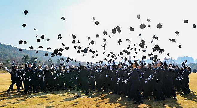 24일 경남 진주시 공군교육사령부 대연병장에서 열린 '공군 제155기 학사사관후보생 임관식'에서 신임 소위들이 모자를 하늘로 던지고 있다. 사진 공군