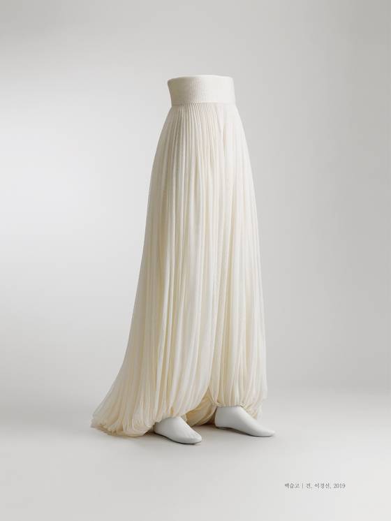 전통 직물 라를 현대적으로 제직해 만든 백습고. [사진 온지음 옷공방]