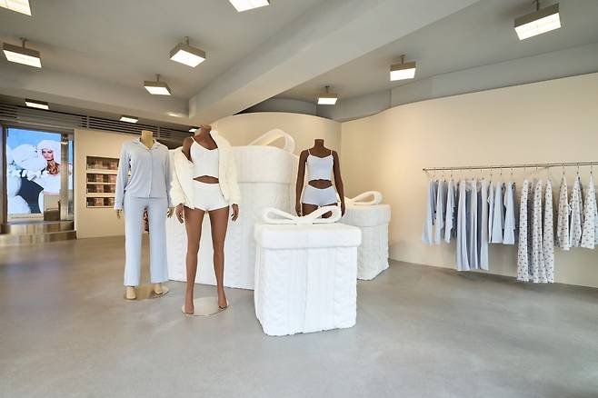 서울 성수동 톰지성수에 마련된 스킴스 팝업 내부. (사진=한섬)