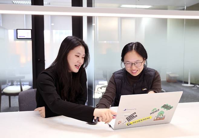 김유경 대리(왼쪽)와 이도영 팀장이 자동화 업무 환경 개선에 대해 논의하고 있다. 윤현주 기자