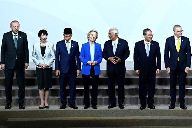 지난 22일 남아프리카공화국에서 개최된 주요 20개국(G20) 정상회의에 참석한 리창 중국 국무원 총리(오른쪽에서 두번째), 다카이치 사나에 일본 총리(왼쪽에서 두번째) 등 각국 정상들이 기념촬영을 하고 있다. 로이터연합뉴스