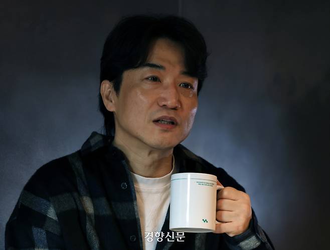 <저스트 메이크업>, <흑백요리사> 등을 기획한 윤현준 스튜디오슬램 대표가 20일 서울 상암동의 한 카페에서 경향신문과 인터뷰하고 있다. 서성일 선임기자