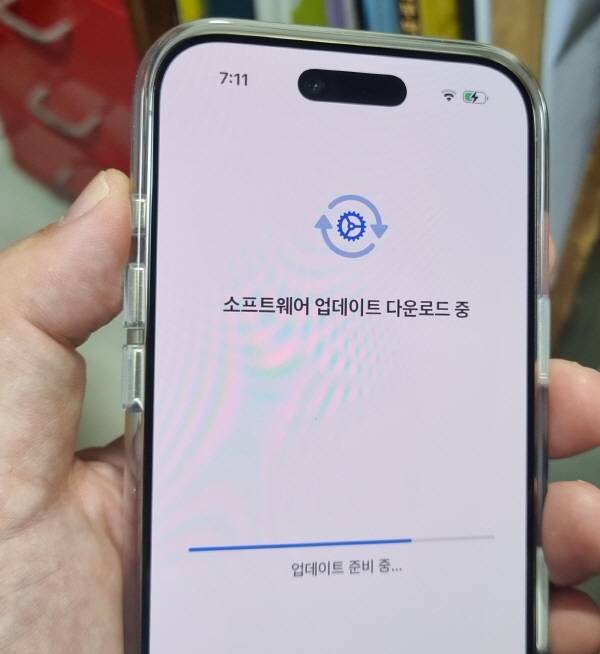 케이스를 씌워 사용한 아이폰 에어의 전면 상단부. 정옥재 기자