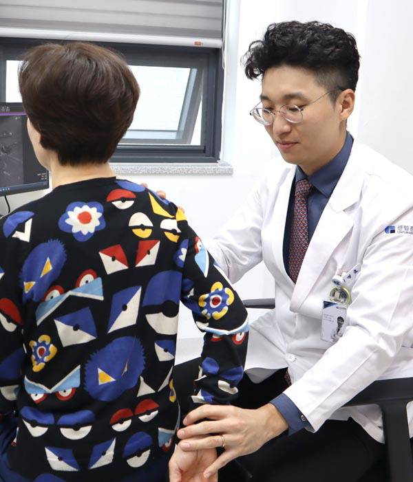 이경호 센텀종합병원 관절센터 과장이 환자를 진료하고 있다.  센텀종합병원 제공