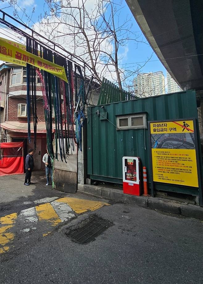 A yellow sign at the entrance of Miari Texas warns that minors are prohibited from entering. (Choi Jae-hee/The Korea Herald)