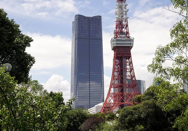 Japan's tallest building, Mori JP Tower, left, is seen next to Tokyo Tower, the country's second tallest structure, in Tokyo on Aug. 8, 2023. Japanese developer Mori Building announced on that day that the construction of Azabudai Hills, a complex that includes Mori JP Tower, had been completed, with its opening scheduled for Nov. 24, 2023. [EPA/YONHAP]