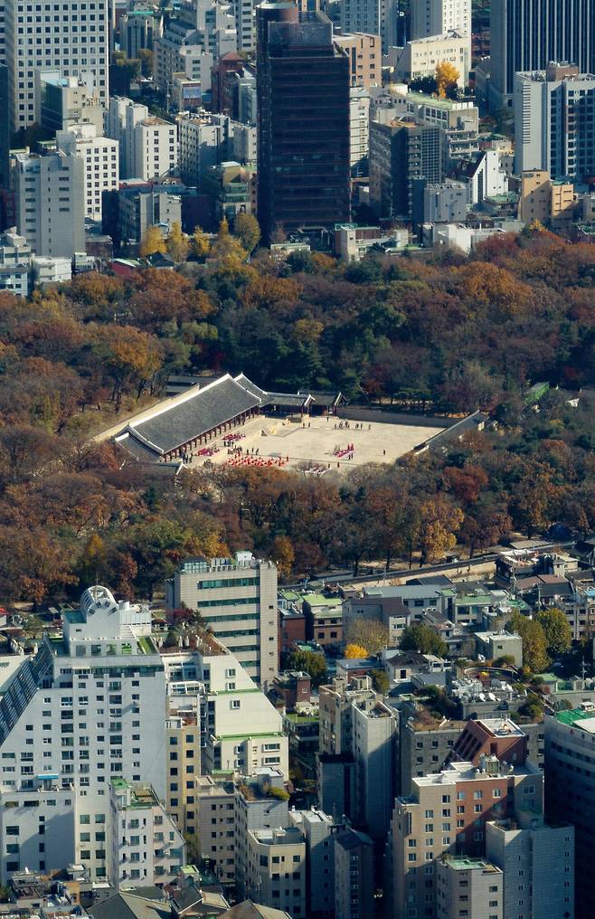 Visitors walk through Jongmyo in Jongno District, Seoul, on Nov. 18, as rival political parties continue to clash over redevelopment plans near the royal shrine. [YONHAP]