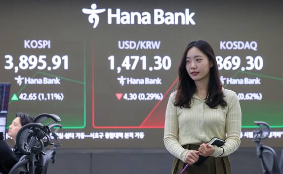 At Hana Bank’s headquarters in central Seoul, an electronic board in the dealing room displays the Kospi and Kosdaq indexes and the dollar-won exchange rate after the market opens on Nov. 24. [NEWS1]