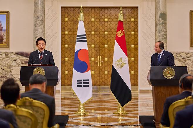 President Lee Jae Myung, left, and Egyptian President Abdel Fattah El-Sisi speak during a joint press conference after their summit at the presidential palace in Cairo, Egypt, on Nov. 23. [PRESIDENTIAL OFFICE]