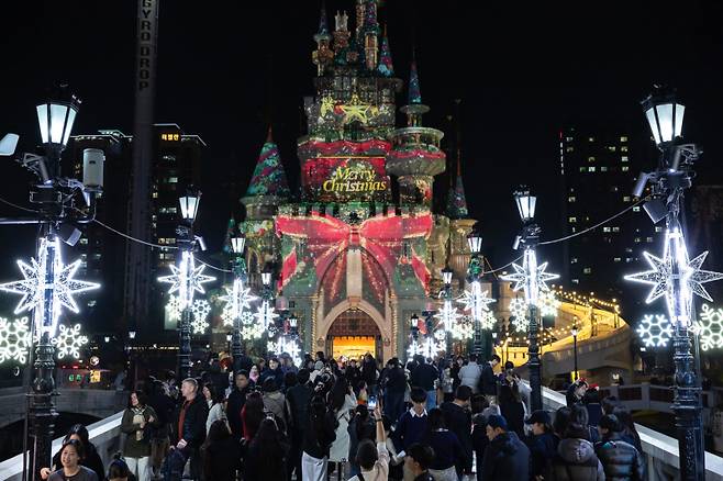 겨울시즌 축제 '트윙클 미라클 윈터' 오픈 크리스마스 판타지아. 롯데월드 제공.&nbsp;