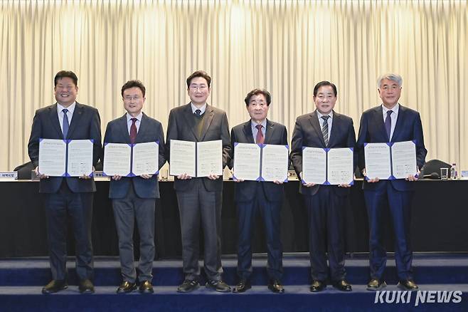 강원 남부권 6개 시군은 24일 &nbsp;‘제7차 공항개발 종합계획, 원주(횡성)공항의 국제화 사업 반영’을 요청하는 공동 건의문을 채택했다. 원주시