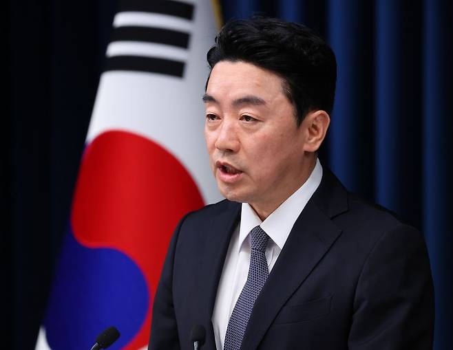 강훈식 대통령 비서실장이 19일 용산 대통령실에서 청년의 날을 맞아 진행했던 청년 주간 행사 관련 브리핑을 하고 있다. 연합뉴스