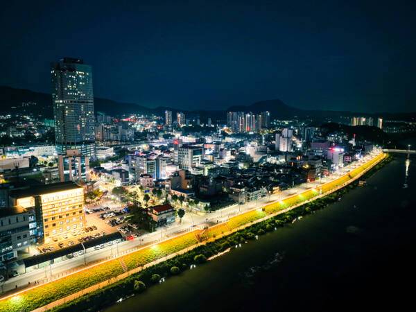 남한강변 복합문화공간으로 조성된 ‘남한강 테라스’ 야경 모습. 양평군 제공