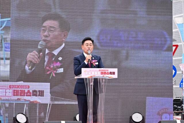 전진선 양평군수가 제1회 물들임 테라스축제에서 개회사를 하고 있다. 양평군 제공