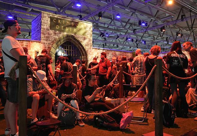 지난 8월 독일 쾰른에서 개막한 게임스컴 2025 펄어비스 부스에 오픈월드 액션 어드벤처 신작 ‘붉은사막’을 체험하려는 관람객들이 줄을 서고 있다. [연합뉴스]