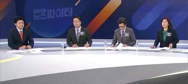 생방송에서 대화 중 침묵이 생기면 방송 사고로 여긴다. 방송과 달리, 인간의 의사소통은 이 대화 사이의 침묵을 정서적 신호로 채운다. (MBN 제공)