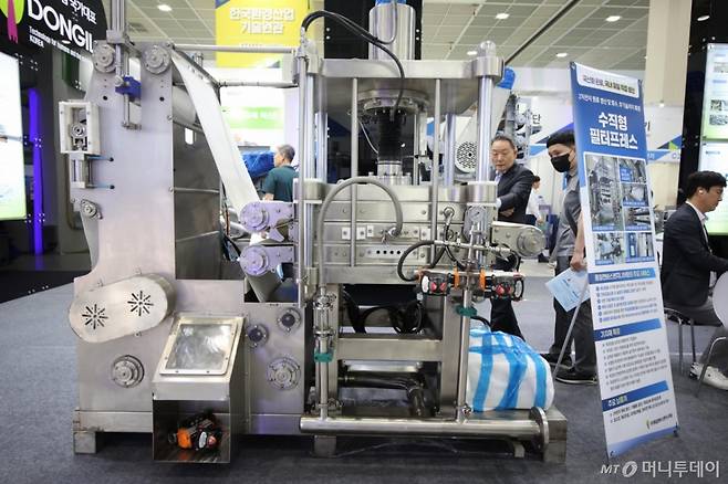 지난 6월 11일 서울 강남구 코엑스에서 열린 제46회 국제환경산업기술&그린에너지전에 2차전지 원료 생산에 사용되는 동일캔바스엔지니어링의 수직형필터프레스 모델이 전시돼있다./사진=뉴시스